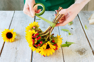 Fotomurales - How to make classic bouquet of sunflowers and hypericum berries, tutorial.