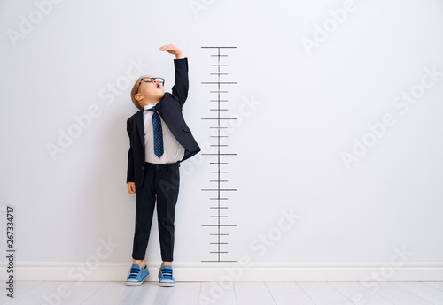 Fotografía Kid is measuring the growth