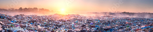 Fotomural Sunrise Sun above the ocean of garbage