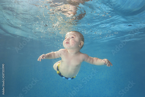 Dekoracja na wymiar  maly-chlopiec-uczy-sie-plywac-pod-woda-w-basenie-zdrowy-styl-zycia-rodziny-i