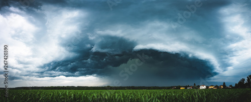 Fotografía Panoramic view of a terrifying dark thunderstorm approaching