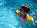 Fototapeta  - dziewczynka pływająca w basenie