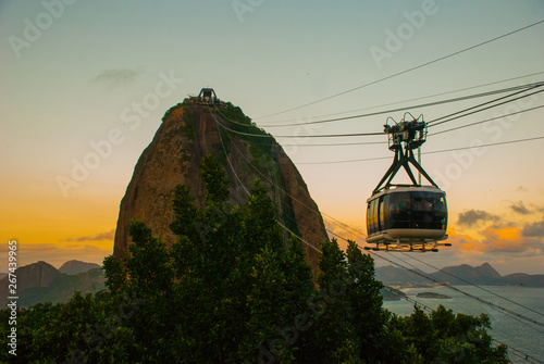 Photo Rio de Janeiro, Brazil: Cable car and Sugar Loaf mountain in Rio de Janeiro