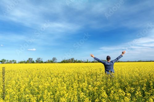 Fotomural man standing in a regiment from Canada / man reaching for the sun