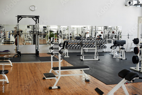 wnetrze-silowni-ze-sprzetem-nowoczesne-centrum-fitness-ze-sprzetem-treningowym-projektowanie-wnetrz-komercyjnych-silowni