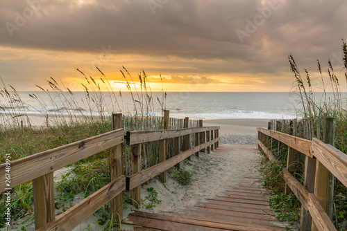 Cuadros en Lienzo Boardwalk Leading to the Beach at Sunrise