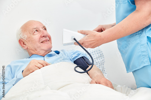 Krankenschwester Beim Blutdruck Messen Von Senior Buy This Stock