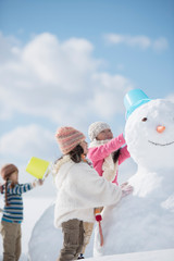 Poster - 雪だるま作る小学生