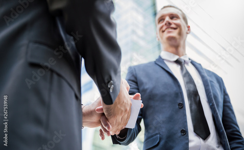 Fotografía Portrait of two business man giving bribe money in white envelope corruption scam shake hand