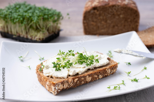 Cuadros en Lienzo Vollkornbrot mit Kräuterfrischkäse