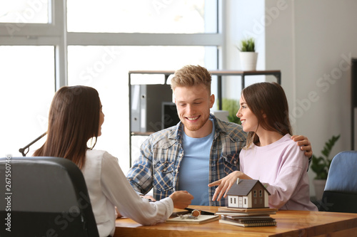 Cuadros en Lienzo Young couple in office of real estate agent