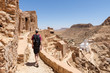 © Suzanne Plumette - Touriste dans le village berbère de Chenini, Tunisie