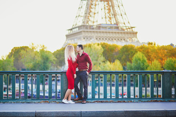 Wall Mural - Romantic couple in love near the Eiffel tower