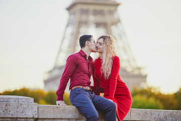 Wall Mural - Romantic couple in love near the Eiffel tower