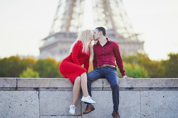 Wall Mural - Romantic couple in love near the Eiffel tower