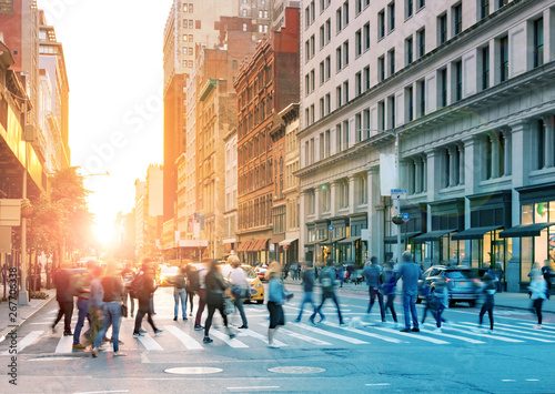 Plakat Tłumy ludzi przechodzących przez ruchliwe skrzyżowanie 23th Street i 5th Avenue na Manhattanie w Nowym Jorku