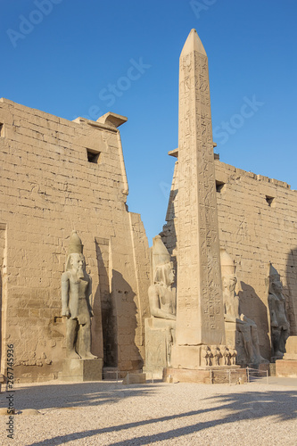 Fotografía The entrance of the Temple of Luxor with an obelisk and statues of Ramesses II