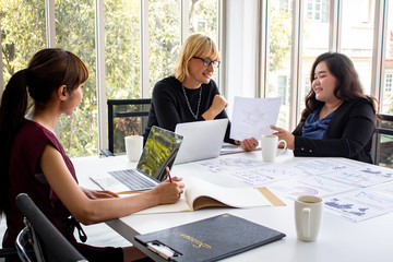 Female employees are offering jobs to the chief in the meeting room.