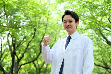 Poster - ポージングをする男性医師　信頼　新緑の公園　二十代　三十代　ガッツポーズ