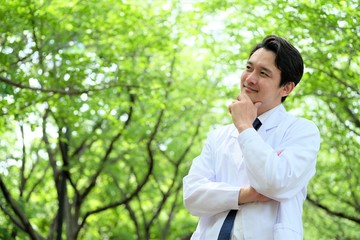 Poster - ポージングをする男性医師　信頼　新緑の公園　二十代　三十代