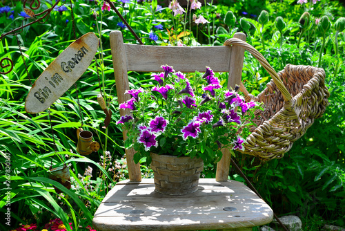 alter Stuhl im Garten mit Blumen romantisch Stock Photo | Adobe Stock