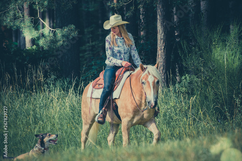 Maedchen Alte Cowgirl Kuessen