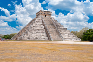 Wall Mural - The Temple of Kukulkan at the ancient mayan city of Chichen Itza