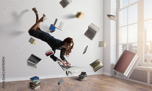 Fotomural Joyful beautiful young levitating businesswoman