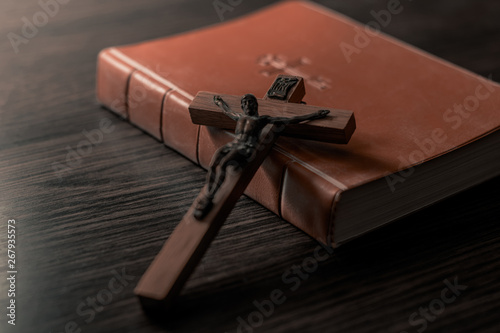 Cuadros en Lienzo Old Holy Bible and Crucifix. Concept for religious events