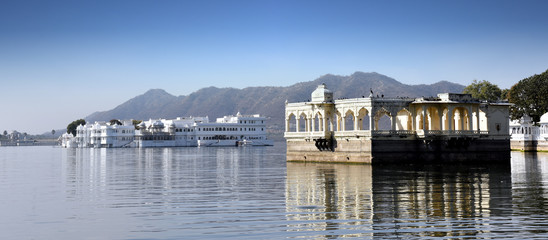Fototapete - Taj Lake Palace on lake Pichola in Udaipur, Rajasthan, India
