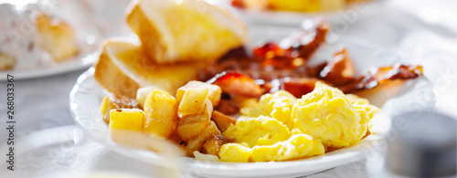 Cuadros en Lienzo breakfast with eggs bacon and hashbrowns panorama
