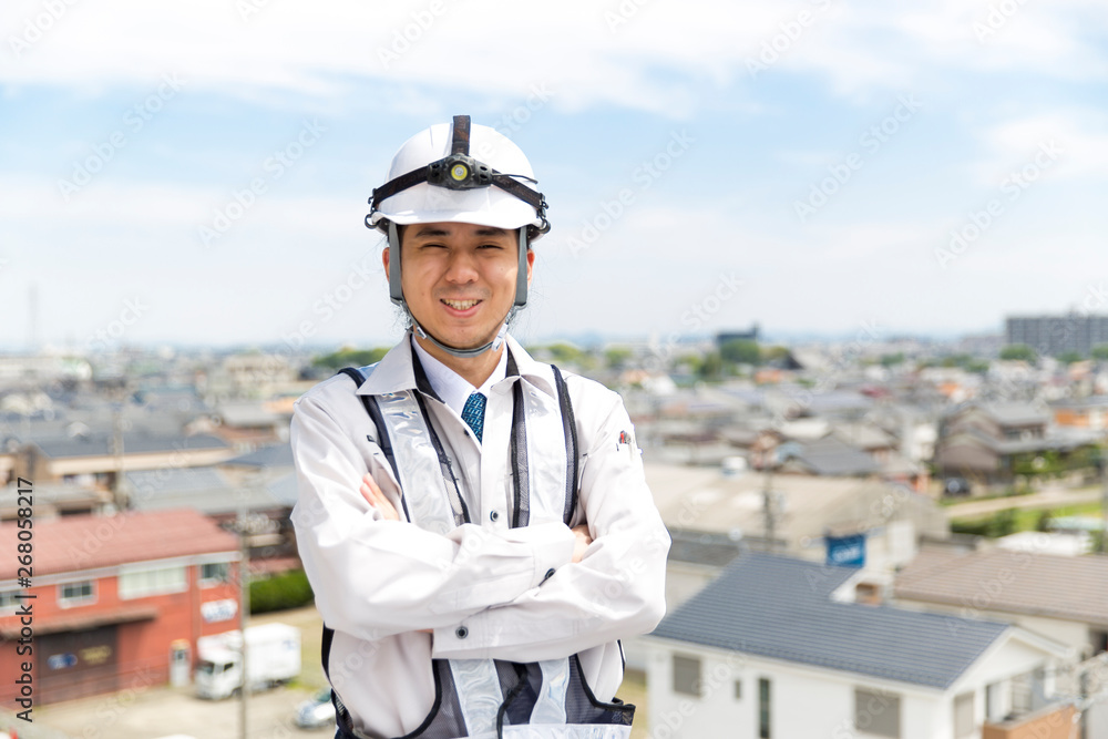 施工管理の男性 腕組みで街並み背景 Wall Mural Wallpaper Murals Kazoka