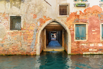 Wall Mural - Archway on Canal Rio di san Falice. Venice. Italy