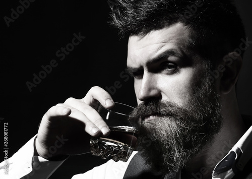 Fotografía Bearded gentleman drink cognac