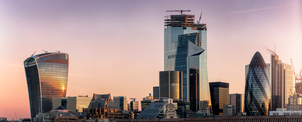 Die Skyline der City von London mit den zahlreichen Wolkenkratzern und markanter Architektur bei Sonnenaufgang