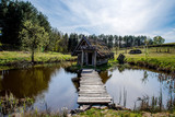 Fototapeta Pomosty - Skromny drewniany domek na wsi