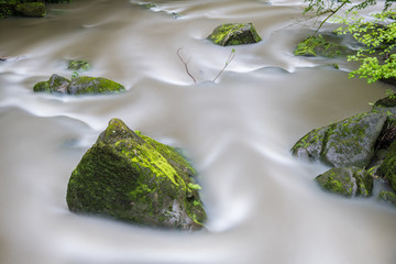 Wildwasser mit Felsen - abstrakt durch Langzeitbelichtung