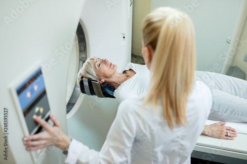Fotomural Mature female patient undergoing for CT scan examination in the hospital