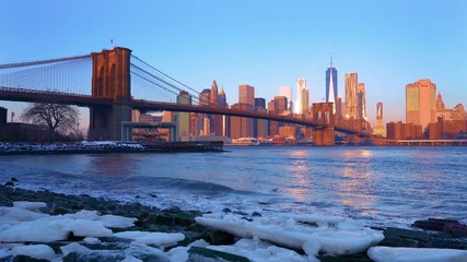 Fototapete - Panoramic view of Brooklyn bridge and Manhattan at sunrise, New York City.