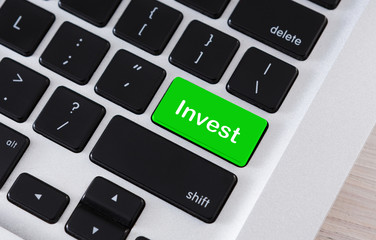 Aufkleber - Text Invest on green button of computer keypad