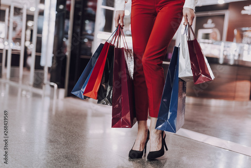 Fotomural Elegant woman is carrying packets after shopping