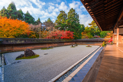 京都 龍安寺の石庭 紅葉 Stock Photo Adobe Stock 京都 龍安寺の石庭 紅葉 Stock Photo Adobe Stock