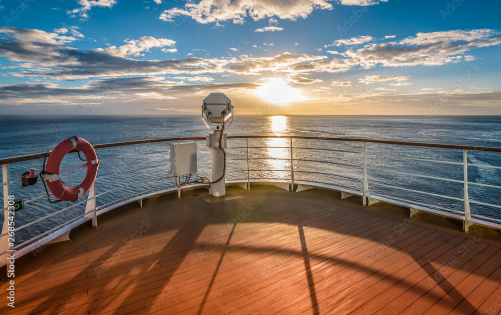 Wooden deck and railing from cruise ship. Beautiful sunset and ocean view. - obrazy, fototapety, plakaty 