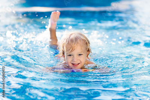 Fototapety pływanie  dziecko-uczy-sie-plywac-dzieci-w-basenie