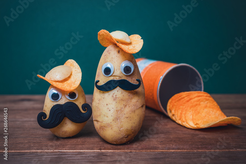 Cuadros en Lienzo funny potato head with face on wooden table