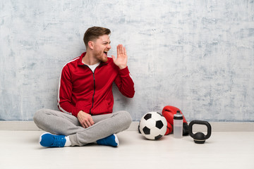 Wall Mural - Redhead sport man shouting with mouth wide open to the lateral