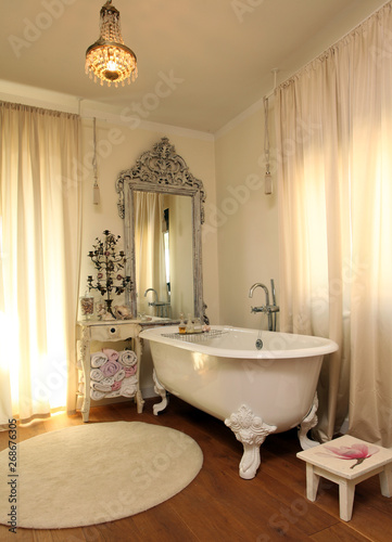 Badezimmer Badewanne Vintage Romantisch Luxus Kaufen Sie Dieses Foto Und Finden Sie Ahnliche Bilder Auf Adobe Stock Adobe Stock