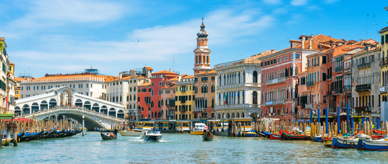 Wall Mural - Panorama of Grand Canal, Venice, Italy. Rialto Bridge and colorful houses on sunny day.