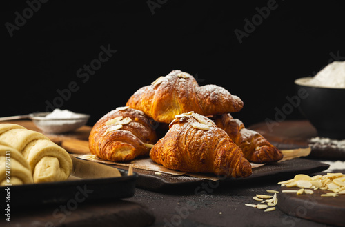 Fotografía Breakfast croissant with chocolate on a dark stone background