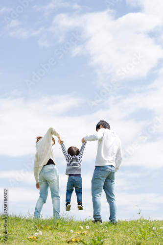 若い家族の全身後ろ姿 青空背景 Stock Photo Adobe Stock